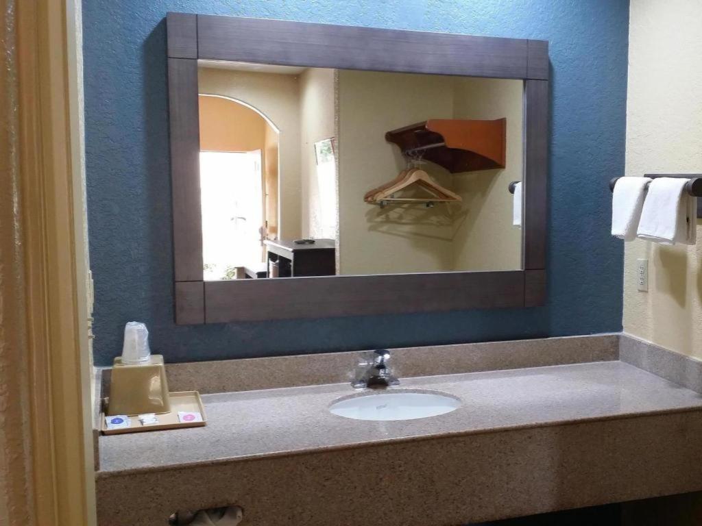 Americas Best Value Inn & Suites Northeast Хьюстон Экстерьер фото